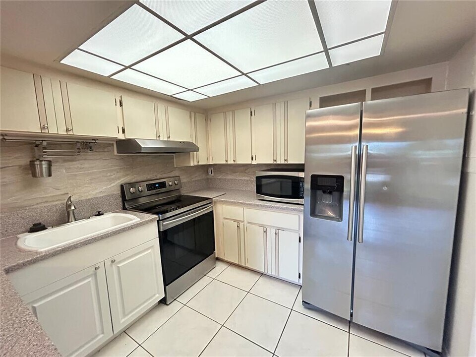 16 Toledo Ct in Davie, FL - Building Photo