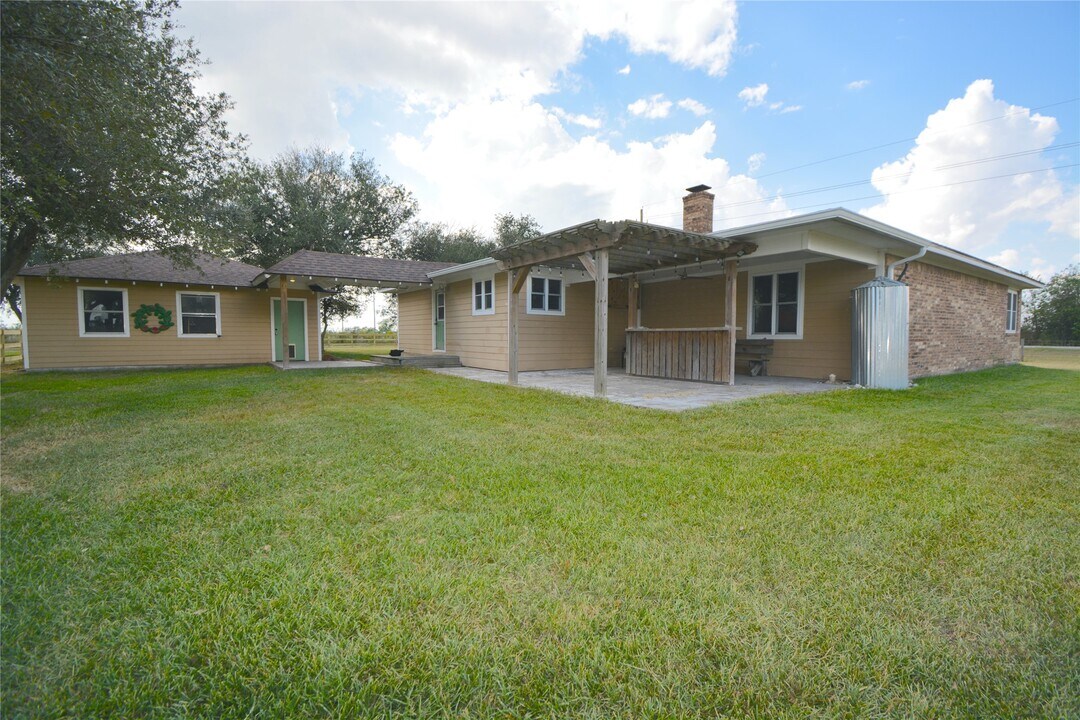 12021 FM 1994 Rd in Guy, TX - Building Photo