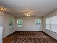 542 W Oaks Dr in Woodstock, GA - Foto de edificio - Building Photo