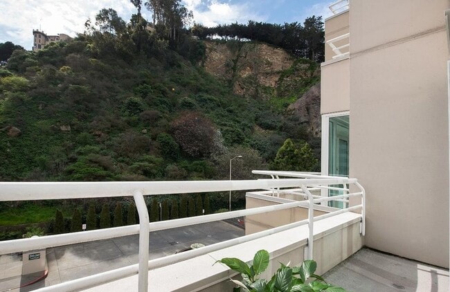 220 Lombard St in San Francisco, CA - Building Photo - Building Photo