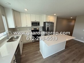 8869 Granite Ct in Woodbury, MN - Building Photo - Building Photo