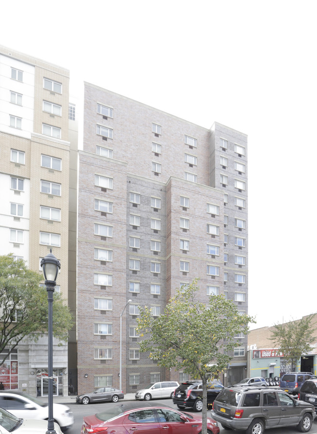 70 Bruckner Blvd in Bronx, NY - Foto de edificio - Building Photo