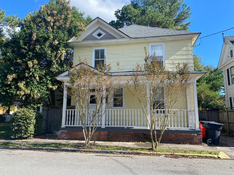 200 S Elliott St in Elizabeth City, NC - Foto de edificio