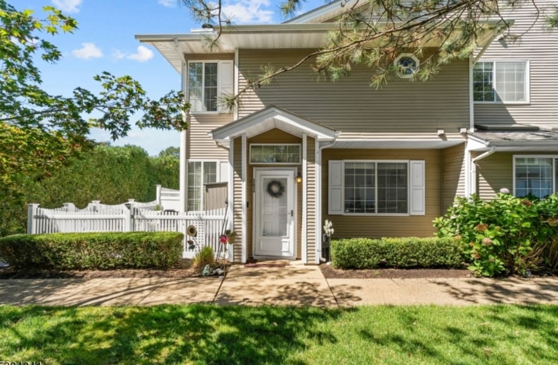 11 Bentley Ct in Bedminster, NJ - Building Photo