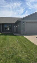 3511 E Bison Trl in Sioux Falls, SD - Foto de edificio - Building Photo