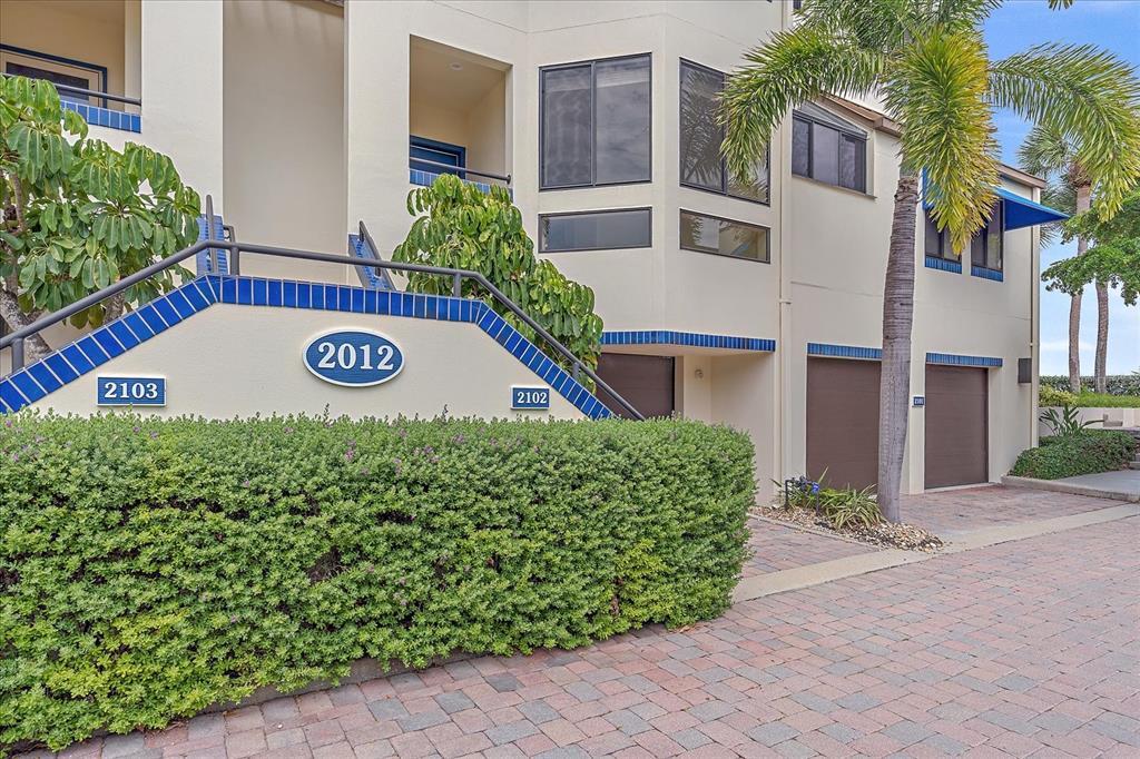 2012 Harbourside Dr in Longboat Key, FL - Foto de edificio