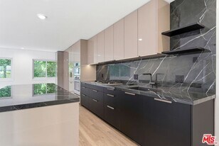 1233 Laurel Ave in West Hollywood, CA - Building Photo