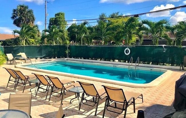 2400 E Commercial Blvd in Fort Lauderdale, FL - Building Photo - Building Photo