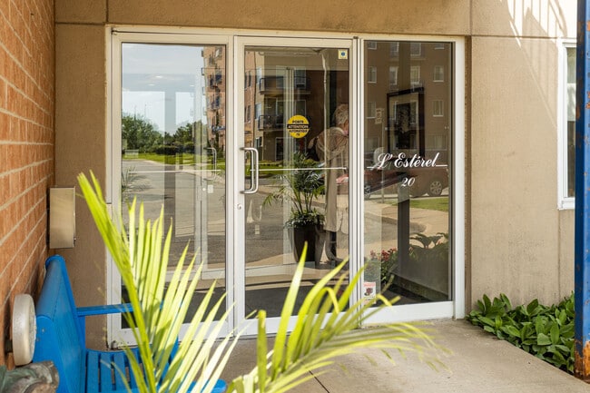 L'Esterel in Pointe-claire, QC - Foto de edificio - Building Photo