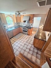 34 Ridgewood Rd in Westwood, MA - Foto de edificio - Building Photo