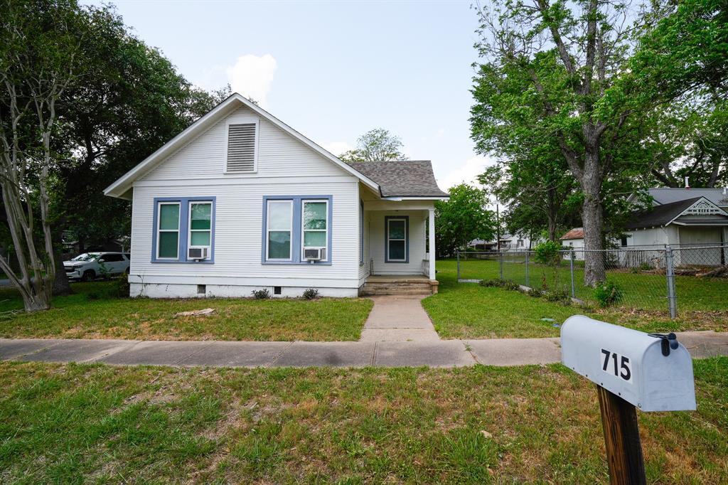 715 Anderson St in Schulenburg, TX - Building Photo