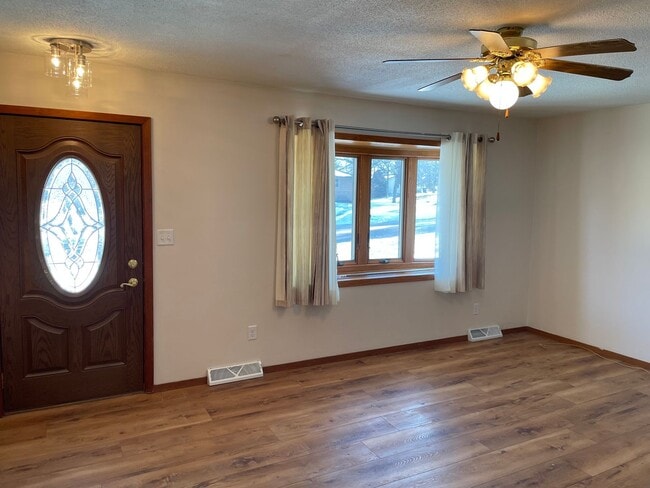 308 S Main St in Humboldt, SD - Foto de edificio - Building Photo