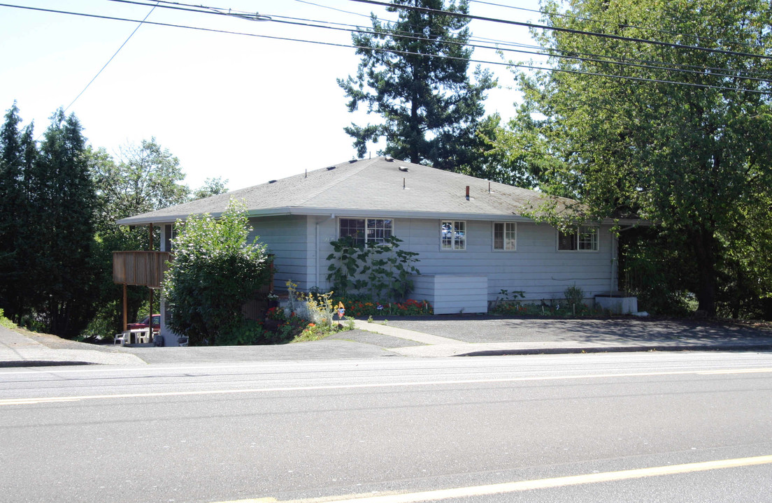 12110 SW Hall Blvd in Tigard, OR - Building Photo