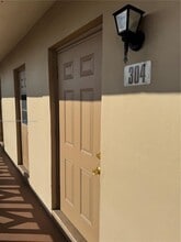 5001 W Oakland Park Blvd in Lauderdale Lakes, FL - Building Photo - Building Photo