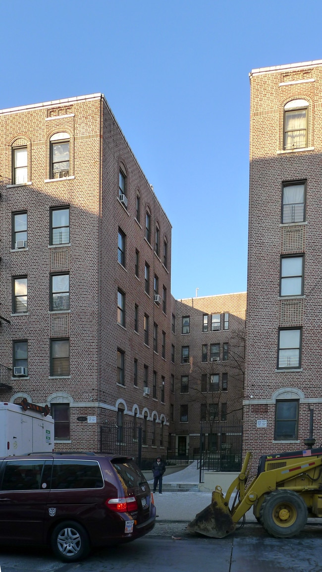 2755 Sedgwick Ave in Bronx, NY - Foto de edificio - Building Photo
