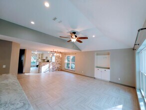 2 Arnica Ct in Spring, TX - Foto de edificio - Building Photo
