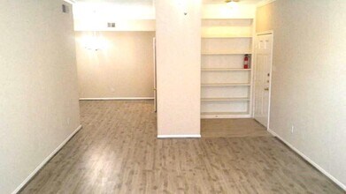 2255 Braeswood Park Dr, Unit 302 in Houston, TX - Building Photo - Building Photo