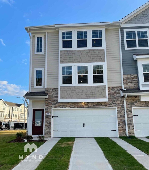 6936 Woodland Stream Pl in Raleigh, NC - Foto de edificio