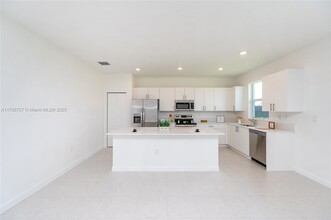 16754 SW 290th St in Homestead, FL - Foto de edificio - Building Photo