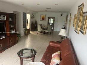 575 Crandon Blvd, Unit 507 in Key Biscayne, FL - Foto de edificio - Building Photo