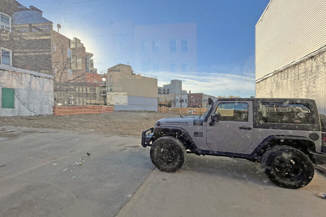 1430 Astoria Blvd in Astoria, NY - Building Photo - Building Photo