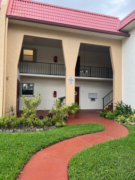 110 Lake Anne Dr in West Palm Beach, FL - Building Photo