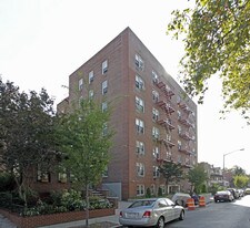 Executive Towers I in Elmhurst, NY - Building Photo