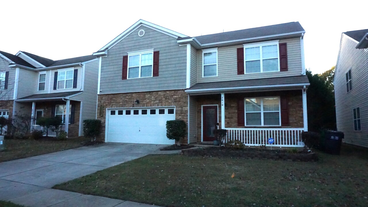 2010 Savannah Hills Dr in Matthews, NC - Foto de edificio