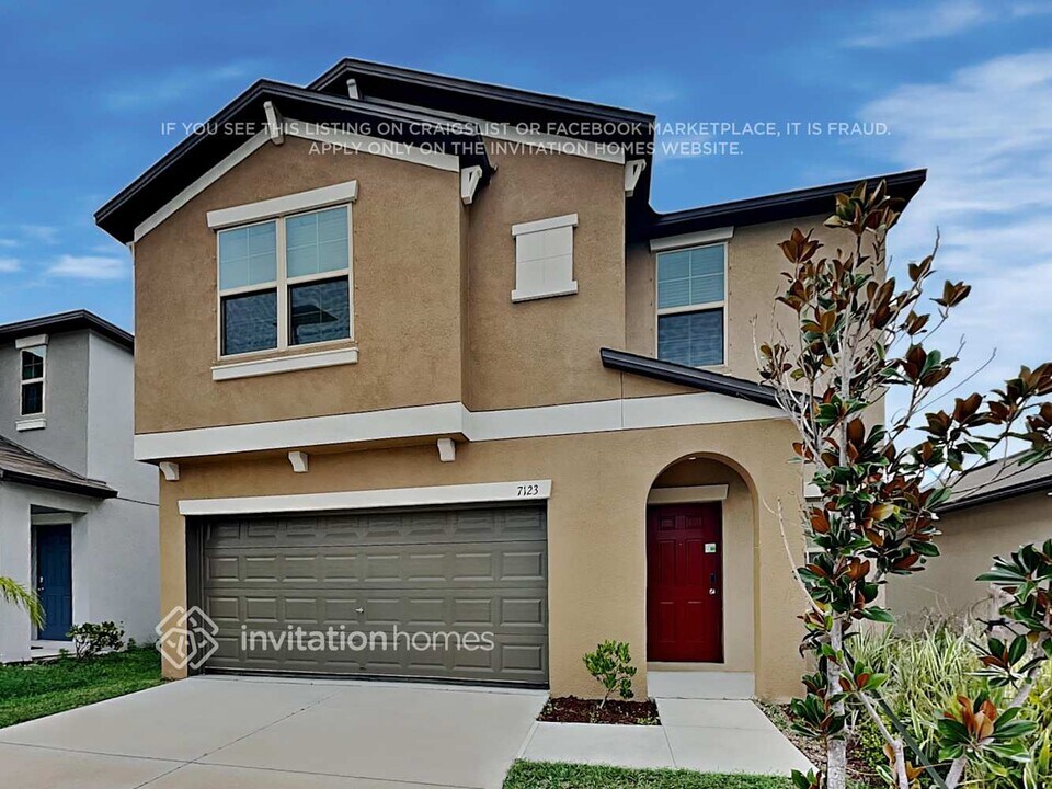 7123 Amelia Cove Ct in Sun City Center, FL - Foto de edificio