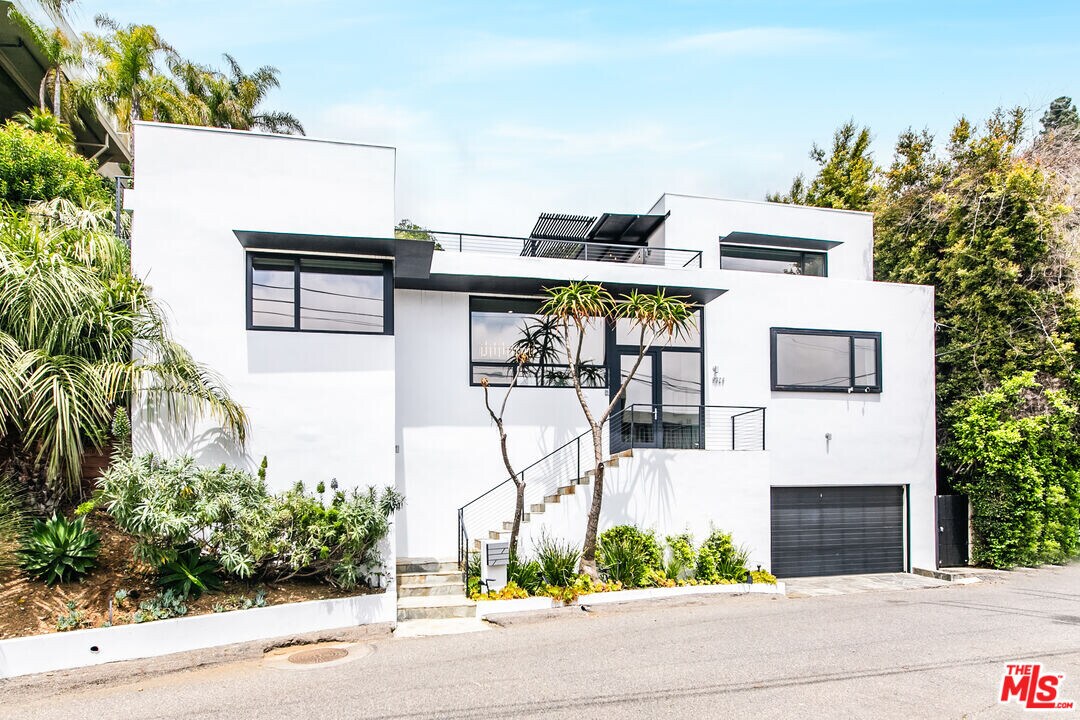 9323 Flicker Way in Los Angeles, CA - Foto de edificio