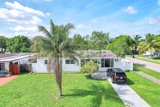 1050 NE 156th St in North Miami Beach, FL - Building Photo - Building Photo