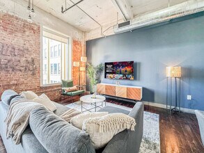 555 Evergreen St in Dallas, TX - Building Photo - Building Photo