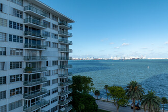 Brickell Bay Towers Condominium in Miami, FL - Building Photo - Building Photo