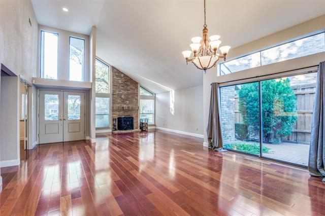 5209 Old Shepard Pl in Plano, TX - Foto de edificio - Building Photo