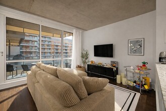 901 Rue de la Commune E in Montréal, QC - Building Photo - Building Photo