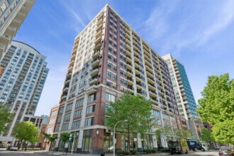451 W Huron St, Unit 1011 in Chicago, IL - Building Photo - Building Photo