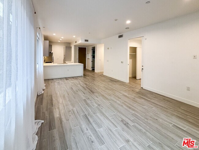 6001 Carlton Way in Los Angeles, CA - Building Photo - Building Photo