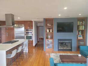 1295 E Santa Clara St in Ventura, CA - Building Photo - Building Photo