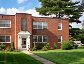 The Residences at Garden City in Cranston, RI - Foto de edificio - Building Photo