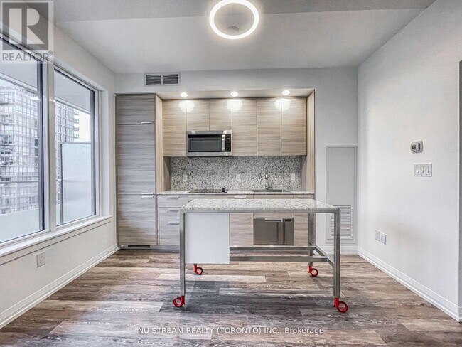 75-975 Canterbury Pl in Toronto, ON - Building Photo - Building Photo