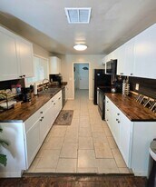 3910 Churn Crk Rd in Redding, CA - Building Photo