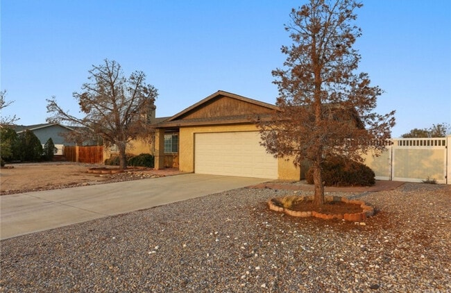14258 Tonikan Rd in Apple Valley, CA - Building Photo - Building Photo