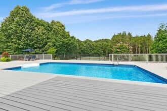 40 Hidden Cove Ct in Southampton, NY - Building Photo - Building Photo
