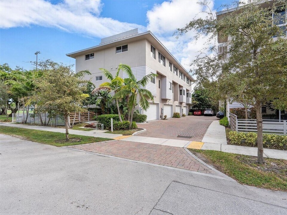 644 NE 12th Ave in Fort Lauderdale, FL - Building Photo