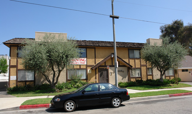 Bryant 2 Apartments in Canoga Park, CA - Foto de edificio - Building Photo