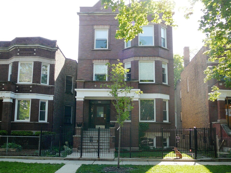 6121 S St Lawrence Ave in Chicago, IL - Building Photo