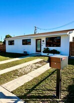 902 W 37th St in Hialeah, FL - Building Photo