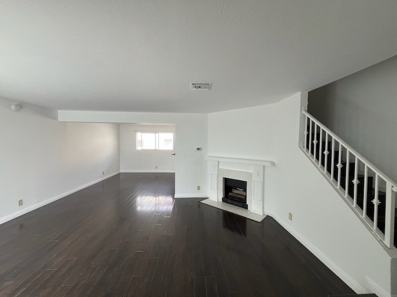 18550 Hatteras St in Tarzana, CA - Building Photo