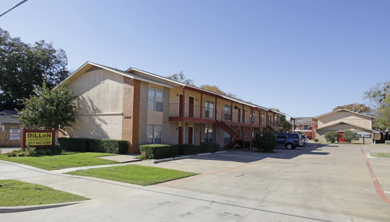 Dillon Apartments in Arlington, TX - Foto de edificio