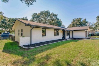 5894 W Shore Dr in Pensacola, FL - Building Photo - Building Photo